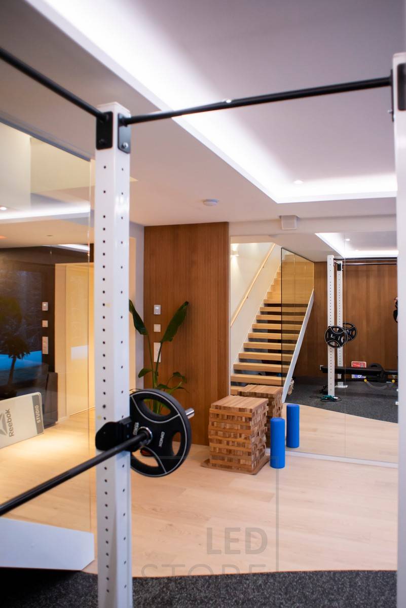 Tiras de leds que iluminan el espacio con luz suave indirecta, focos que iluminan el downlight. Ledstore.fi
